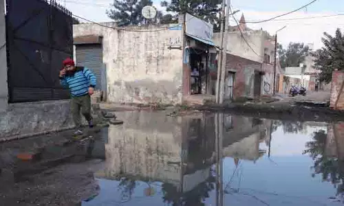 Jalandhar की कालिया कॉलोनी के निवासियों के लिए ओवरफ्लो सीवर मुसीबत बन गया Jalandhar की कालिया कॉलोनी के निवासियों के लिए ओवरफ्लो सीवर मुसीबत बन गया