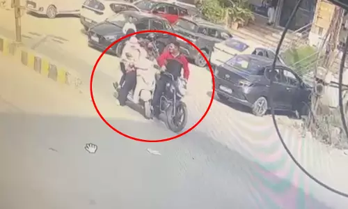 रायपुर LIVE VIDEO...पुलिस जवान का युवती से मारपीट का वीडियो तेजी से वायरल