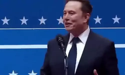Elon Musk की ट्रांसजेंडर बेटी ने नाजी सलाम के दावों पर प्रतिक्रिया दी Elon Musk की ट्रांसजेंडर बेटी ने नाजी सलाम के दावों पर प्रतिक्रिया दी