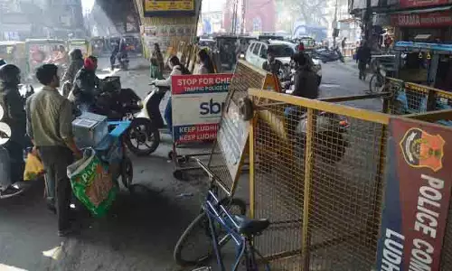 police की अनुपस्थिति, अव्यवस्थित पार्किंग से यात्रियों को परेशानी police की अनुपस्थिति, अव्यवस्थित पार्किंग से यात्रियों को परेशानी
