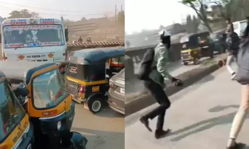 नशे में धुत ट्रक ड्राइवर ने 50 से ज़्यादा गाड़ियों को टक्कर मारी, लोगों ने मारे पत्थर नशे में धुत ट्रक ड्राइवर ने 50 से ज़्यादा गाड़ियों को टक्कर मारी, लोगों ने मारे पत्थर