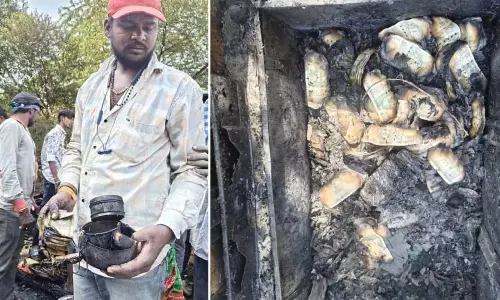 Pimpri: मजदूर के घर में लगी भीषण आग, 5 लाख की नकदी जलकर खाक Pimpri: मजदूर के घर में लगी भीषण आग, 5 लाख की नकदी जलकर खाक