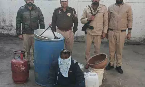 Amritsar: अवैध शराब बनाने के आरोप में एक व्यक्ति गिरफ्तार