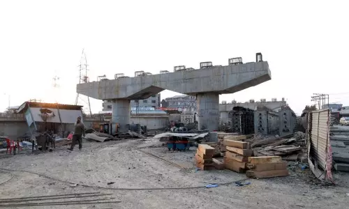 मौसम संबंधी चुनौतियों के बावजूद Sanath Nagar फ्लाईओवर का निर्माण अप्रैल तक पूरा हो जाएगा