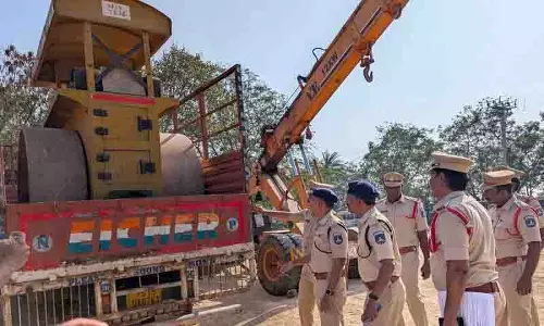 Hyderabad: चोरों ने रोड रोलर चुराया, महाराष्ट्र जाते समय पकड़े गए