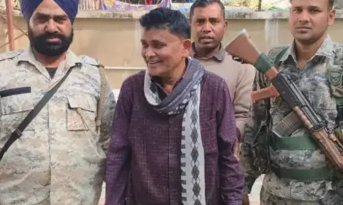 रिश्वत लेते पकड़ाए सरकारी बाबू तो पहले हंगामा किया, फिर लगाने लगे ठहाके, तस्वीर वायरल रिश्वत लेते पकड़ाए सरकारी बाबू तो पहले हंगामा किया, फिर लगाने लगे ठहाके, तस्वीर वायरल