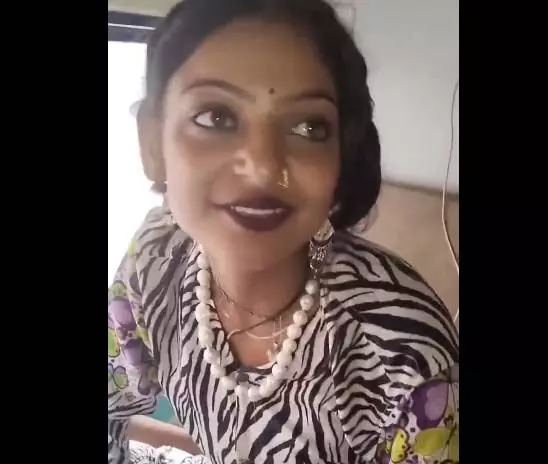 Viral girl Monalisa घर लौटी, वजह परिवार और अपनी सुरक्षा को बताई