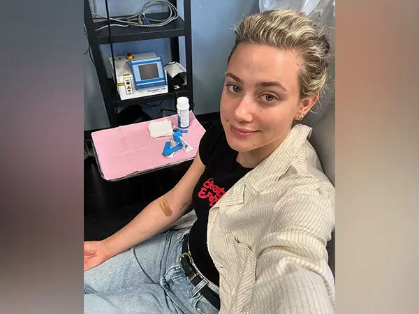 Lili Reinhart ने रहस्यमय बीमारी से अपनी लड़ाई के बारे में बताया