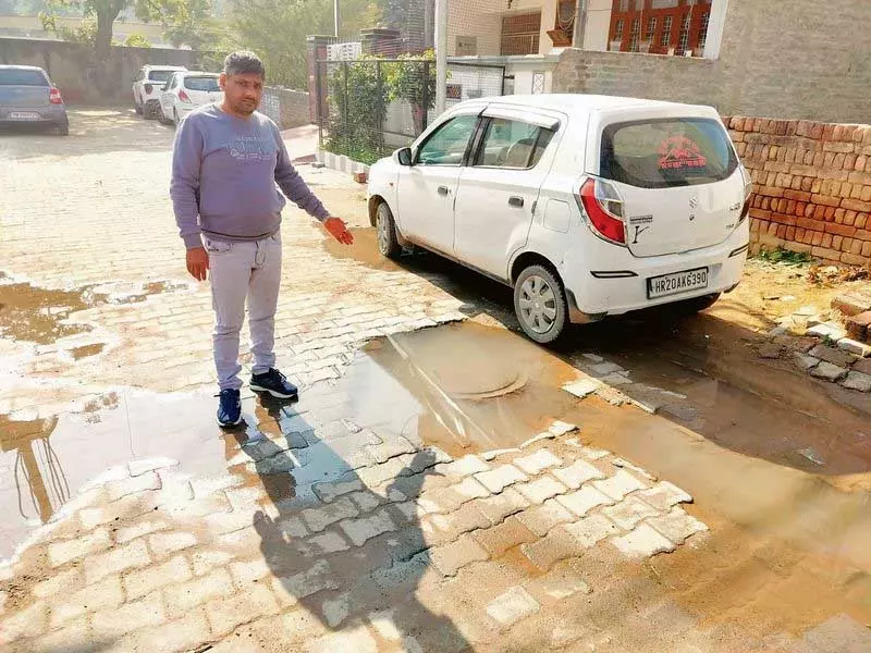 Haryana : हिसार के वार्ड 20 में खराब सीवरेज से लोग परेशान Haryana : हिसार के वार्ड 20 में खराब सीवरेज से लोग परेशान