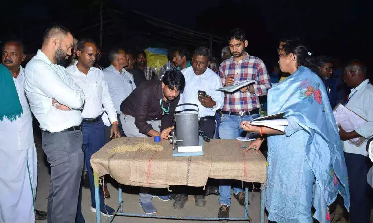 केंद्रीय टीम ने तमिलनाडु के डेल्टा जिलों में क्षतिग्रस्त फसलों के नमूनों का निरीक्षण किया