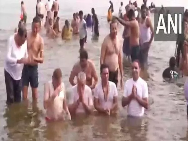 Maha Kumbh: केंद्रीय मंत्री अर्जुन राम मेघवाल ने त्रिवेणी संगम में पवित्र डुबकी लगाई