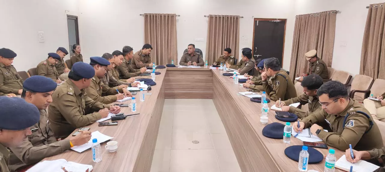 आईजी अमरेश मिश्रा ने ASP और DSP की मीटिंग ली