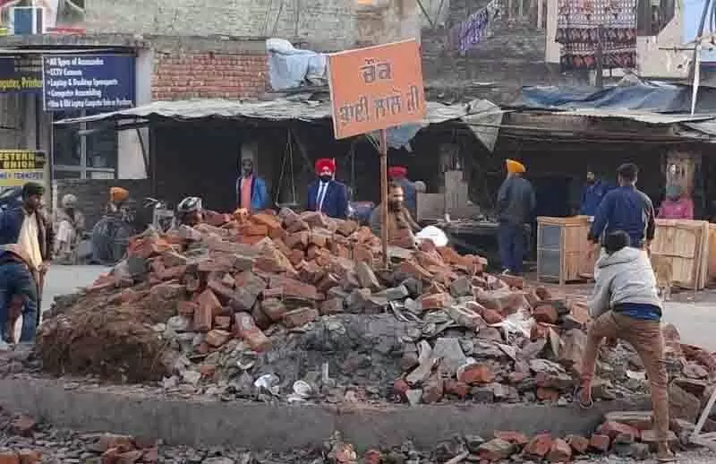 प्रशासन अपने वादे पर कायम, विवादित Bhai Lalo Chowk को ढहाया