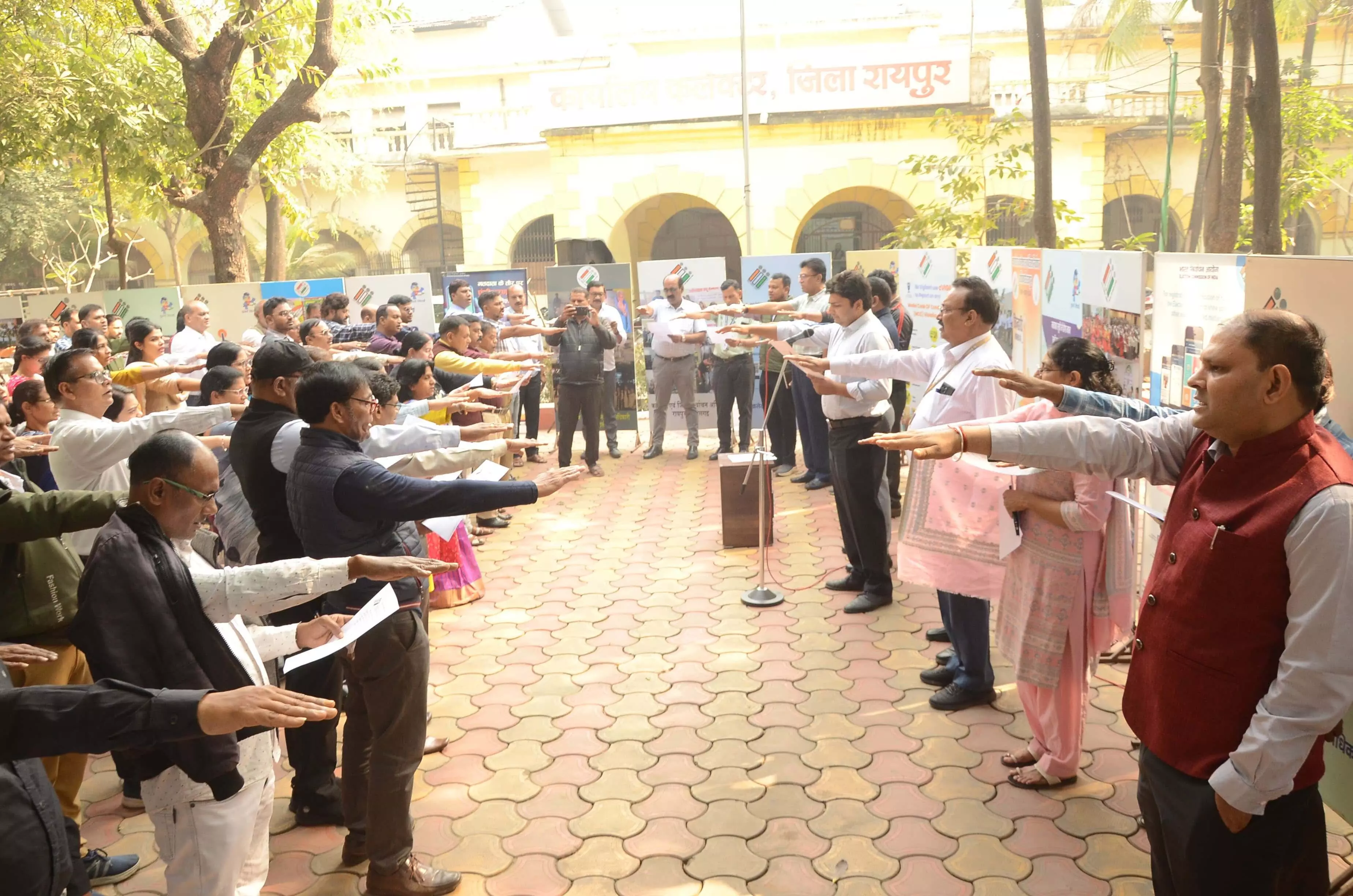 कलेक्टोरेट के अधिकारियों एवं कर्मचारियों ने ली मतदाता शपथ