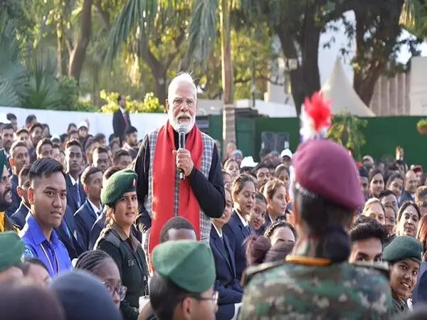 PM Modi ने NCC कैडेटों, NSS स्वयंसेवकों, झांकी कलाकारों और गणतंत्र दिवस परेड के आदिवासी मेहमानों के साथ बातचीत की