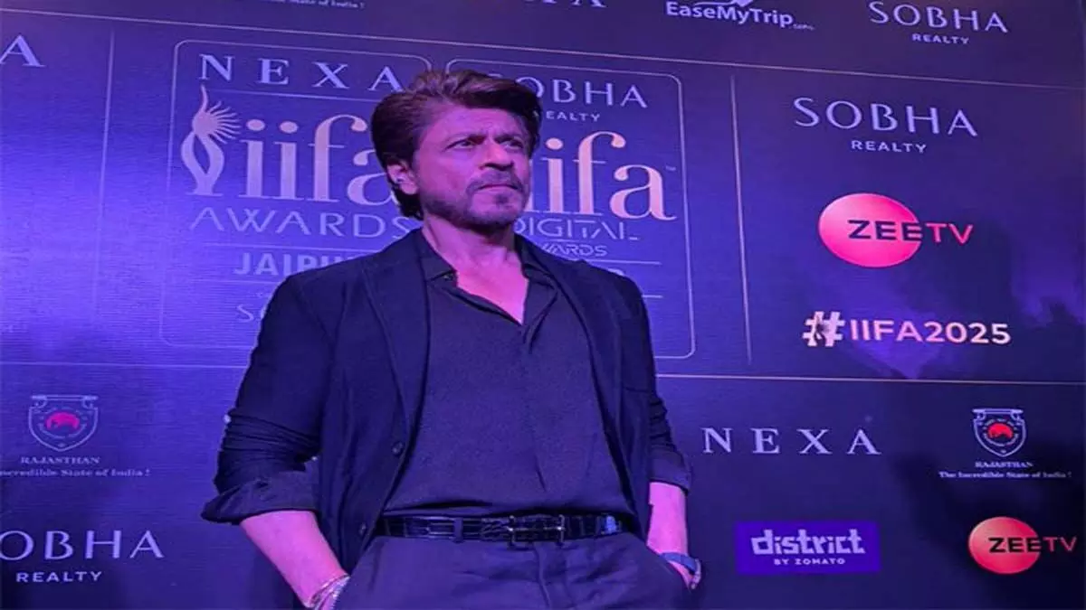 IIFA 2025 के प्री-इवेंट में शाहरुख खान स्टाइल में पहुंचे, उनके ईयरकफ ने खींचा ध्यान