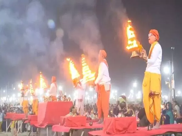 Maha Kumbh: त्रिवेणी संगम पर दिव्य संध्या आरती, घाटों पर उमड़ी श्रद्धालुओं की भीड़