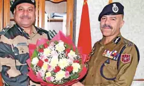 एडीजी बीएसएफ ने डीजीपी से मुलाकात की एडीजी बीएसएफ ने डीजीपी से मुलाकात की