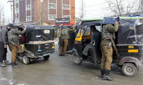 श्रीनगर-जम्मू राष्ट्रीय राजमार्ग पर जांच चौकियां स्थापित की गईं