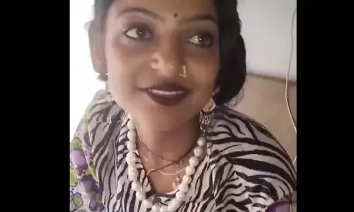 Viral girl Monalisa घर लौटी, वजह परिवार और अपनी सुरक्षा को बताई Viral girl Monalisa घर लौटी, वजह परिवार और अपनी सुरक्षा को बताई