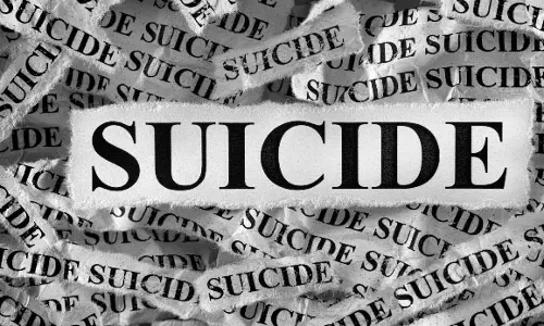 पत्नी और बच्चों को कमरे में बंद कर फंदे में झूला युवक