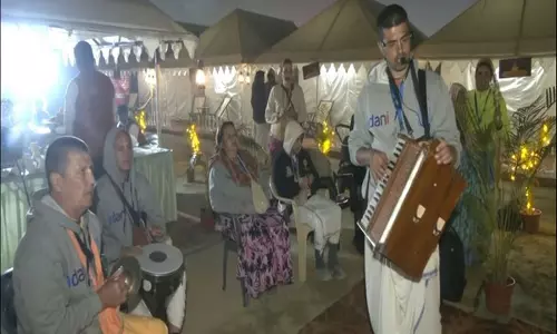रूस और यूक्रेन के श्रद्धालुओं ने Maha Kumbh Mela में हिस्सा लिया रूस और यूक्रेन के श्रद्धालुओं ने Maha Kumbh Mela में हिस्सा लिया