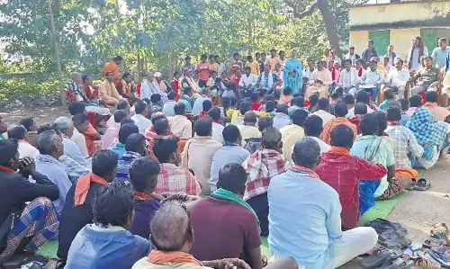 Odisha के उमरकोट की आठ पंचायतों के लोगों ने हाथ मिलाया Odisha के उमरकोट की आठ पंचायतों के लोगों ने हाथ मिलाया
