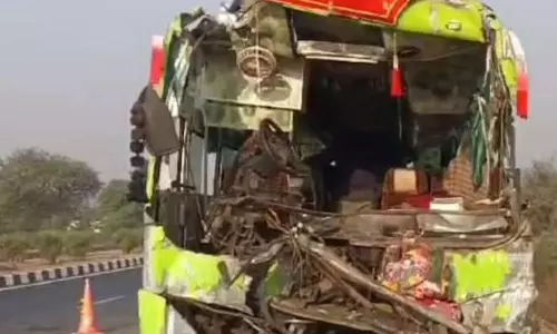 यात्री बस में सफर कर रही बच्ची की मौत, सरायपाली में बड़ा हादसा यात्री बस में सफर कर रही बच्ची की मौत, सरायपाली में बड़ा हादसा