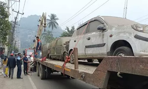 Assam : गणतंत्र दिवस से पहले पुलिस ने छोड़े गए वाहनों को हटाया Assam : गणतंत्र दिवस से पहले पुलिस ने छोड़े गए वाहनों को हटाया