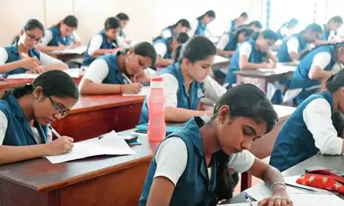 Kerala सरकार ने परीक्षा हॉल में निरीक्षकों के लिए