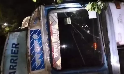 MP News: ब्रेक फेल होने से अचानक पलटा ट्रक, ड्राइवर ने कूदकर बचाई जान MP News: ब्रेक फेल होने से अचानक पलटा ट्रक, ड्राइवर ने कूदकर बचाई जान