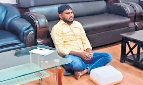 काकतीय विश्वविद्यालय के छात्रों ने PhD प्रवेश में देरी के विरोध में पेट्रोल की बोतलें फेंकी काकतीय विश्वविद्यालय के छात्रों ने PhD प्रवेश में देरी के विरोध में पेट्रोल की बोतलें फेंकी