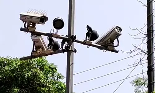 Noida: बिजली उपकेंद्रों और दफ्तरों पर सीसीटीवी लगाकर निगरानी की जाएगी