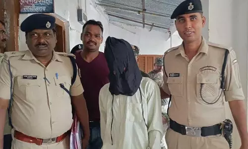 Kerala : पुलिस ने कादिनामकुलम हत्याकांड के संदिग्ध को हिरासत में लिया Kerala : पुलिस ने कादिनामकुलम हत्याकांड के संदिग्ध को हिरासत में लिया