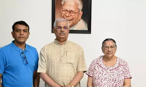 Kerala के राज्यपाल आर्लेकर ने वरिष्ठ नेता वी.एस. अच्युतानंदन से उनके आवास पर मुलाकात