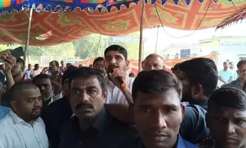 कांग्रेस कार्यकर्ताओं ने BRS विधायक कौशिक रेड्डी पर टमाटर फेंके