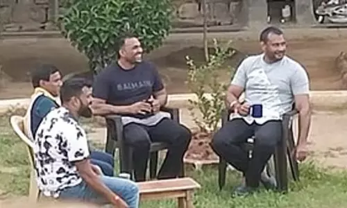 Bengaluru: जेल में दर्शन को शाही आतिथ्य देने वाले अधिकारियों की मुसीबत Bengaluru: जेल में दर्शन को शाही आतिथ्य देने वाले अधिकारियों की मुसीबत