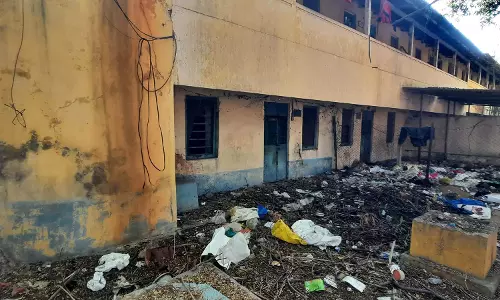 Telangana: मलकपेट के सरकारी क्वार्टर शराबियों का अड्डा बन गए Telangana: मलकपेट के सरकारी क्वार्टर शराबियों का अड्डा बन गए