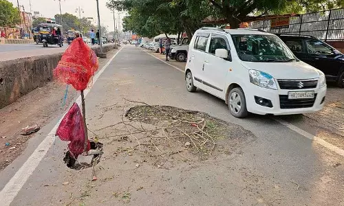 Haryana : हिसार में सर्विस रोड क्षतिग्रस्त Haryana : हिसार में सर्विस रोड क्षतिग्रस्त