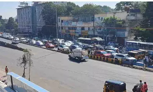 Hyderabad: लकड़ी का पुल पर कंटेनर ट्रक के सड़क के बीच में टकराने से चालक घायल Hyderabad: लकड़ी का पुल पर कंटेनर ट्रक के सड़क के बीच में टकराने से चालक घायल