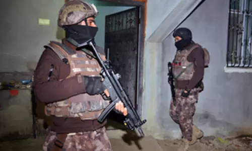 Turkish police ने मादक पदार्थ विरोधी अभियान में 2,795 संदिग्धों को हिरासत में लिया Turkish police ने मादक पदार्थ विरोधी अभियान में 2,795 संदिग्धों को हिरासत में लिया