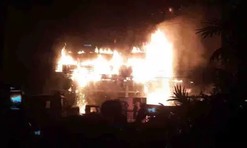 Madhapur में ऑटोमोबाइल कार शोरूम में आग लग गई Madhapur में ऑटोमोबाइल कार शोरूम में आग लग गई