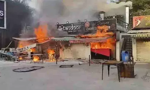 Bachupally में टिफिन सेंटर में लगी आग, कोई हताहत नहीं Bachupally में टिफिन सेंटर में लगी आग, कोई हताहत नहीं