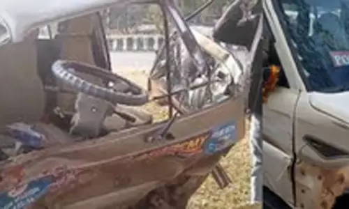 IPS की स्कॉर्पियो के साथ स्कूल वैन की टक्कर, वाहन क्षतिग्रस्त