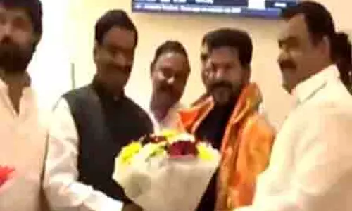 रेवंत रेड्डी दावोस में विश्व आर्थिक मंच में भाग लेने के बाद Hyderabad वापस लौटे रेवंत रेड्डी दावोस में विश्व आर्थिक मंच में भाग लेने के बाद Hyderabad वापस लौटे
