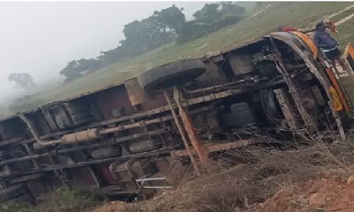 ओडिशा के Cuttack जिले में पिकनिक बस पलटने से 2 की हालत गंभीर