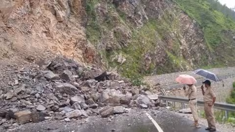 Almora: राष्ट्रीय राजमार्ग पर क्वारब में फिर दरका पहाड़, हाईवे बंद Almora: राष्ट्रीय राजमार्ग पर क्वारब में फिर दरका पहाड़, हाईवे बंद