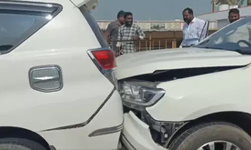 मंत्री के काफिले की कारें आपस में टकराईं, सड़क जाम