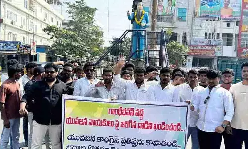 युवा कांग्रेस कार्यकर्ताओं ने Gandhi Bhavan पर झड़प के खिलाफ प्रदर्शन किया