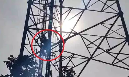 Indiramma आवास योजना लाभार्थी सूची से नाम बाहर होने के विरोध में व्यक्ति मोबाइल टावर पर चढ़ा Indiramma आवास योजना लाभार्थी सूची से नाम बाहर होने के विरोध में व्यक्ति मोबाइल टावर पर चढ़ा